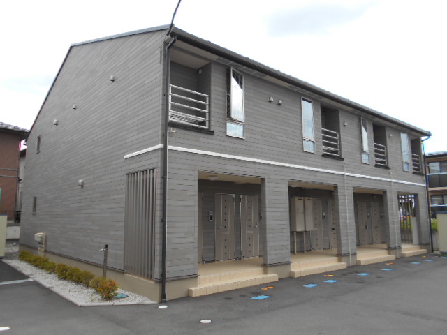 建物外観　建物玄関側（北面）を北東方向より撮影