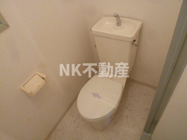 トイレ　落ち着いた色調のトイレです