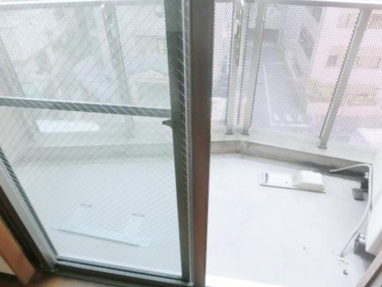 バルコニー　別部屋の画像を使用しております。