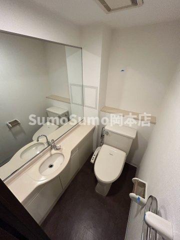 トイレ　落ち着いた色調のトイレです