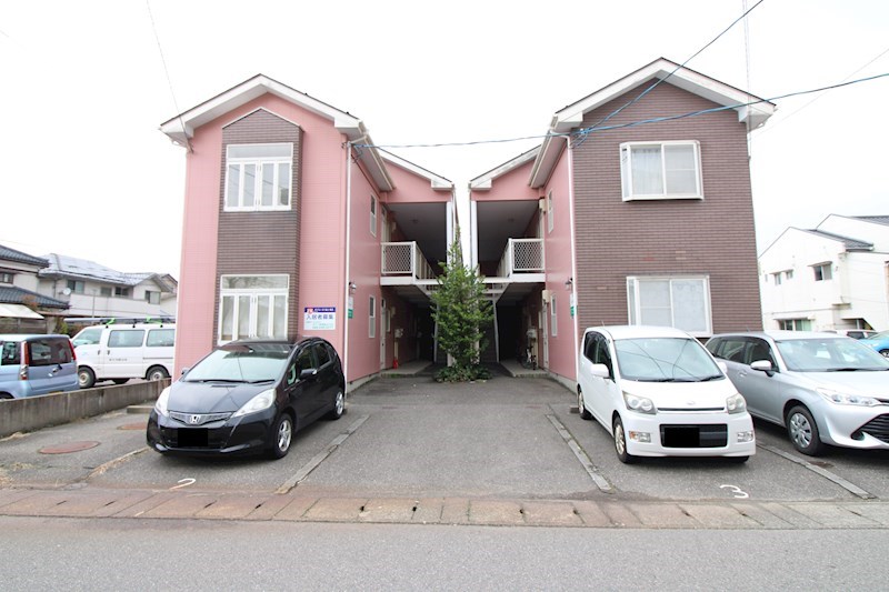 建物外観　桜が丘小学校向かいの住宅街にあります