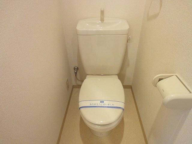 トイレ　別号室のお写真でございます。