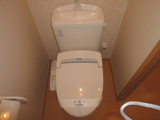 トイレ　温水洗浄便座付きのトイレです。