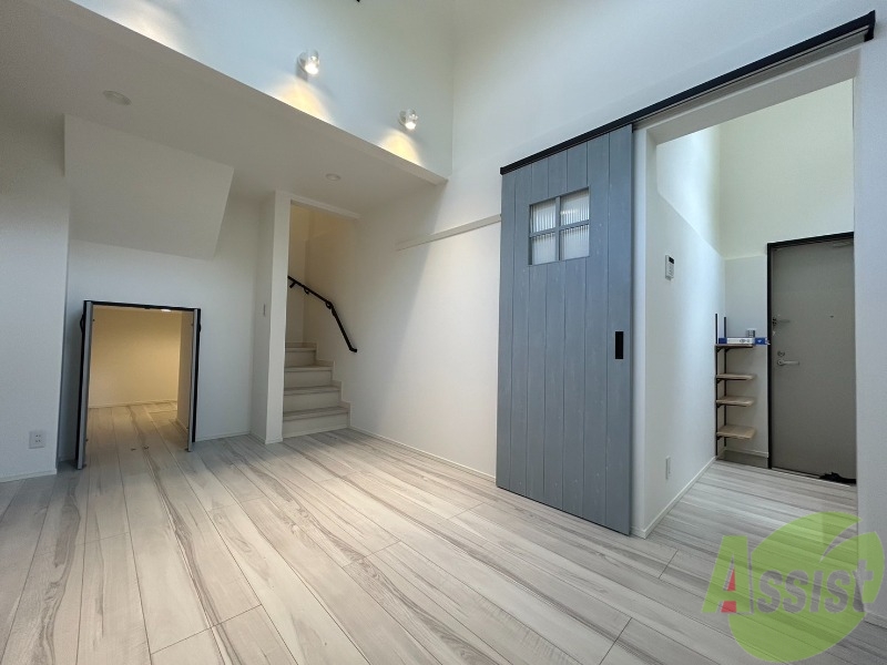居室・リビング　７帖のお部屋です。勾配天井で開放感があります。