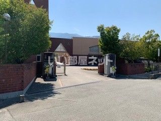 中学校　韮崎西中学校（中学校）まで2845m