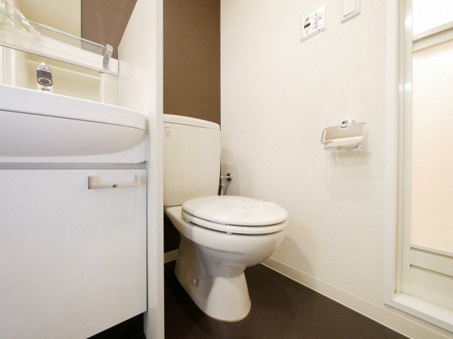 トイレ　落ち着いた色調のトイレです