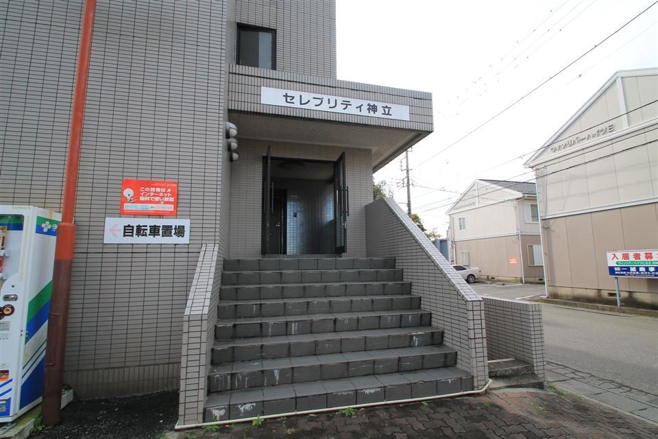 エントランス　敷地の中に自販機があるのも嬉しい！