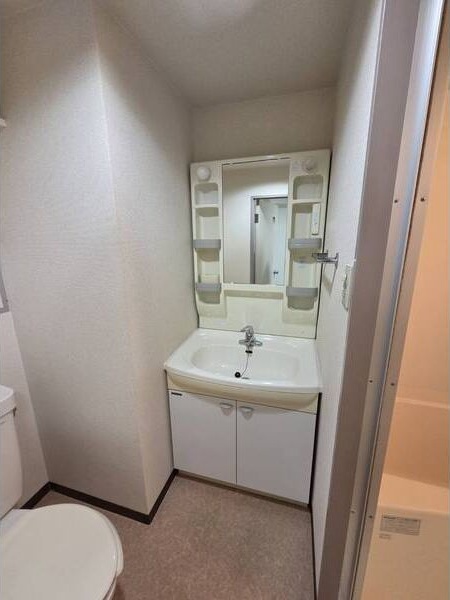 洗面設備　※写真は同じマンションの違う部屋のものになります。