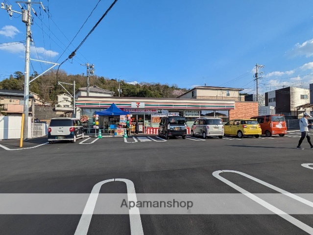 コンビニ　ファミリーマート八本松東三丁目店（コンビニ）まで300m