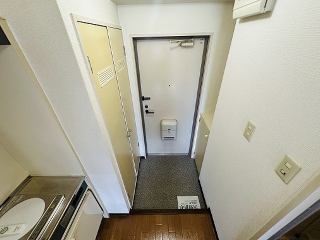 京阪本線 牧野駅 徒歩8分 3階建 築30年の玄関写真