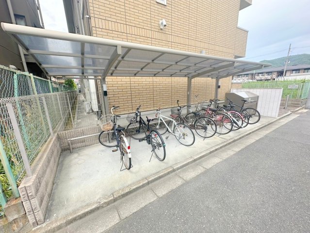 駐車場　敷地内にある駐輪場。雨の日にはうれしい屋根つきです。