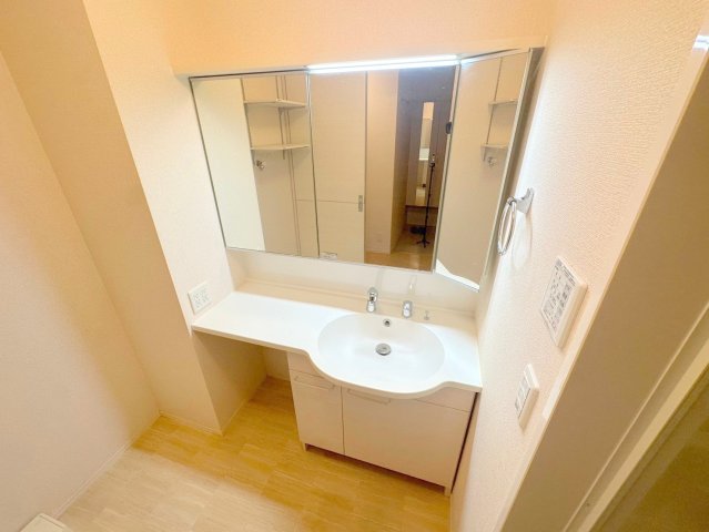 洗面設備　人気の独立洗面所にはうれしいシャンプードレッサーが付いてます
