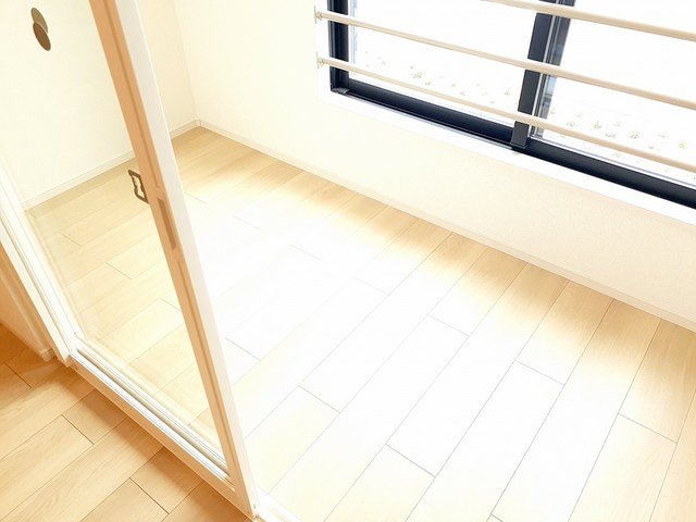バルコニー　明るい色調の室内です
