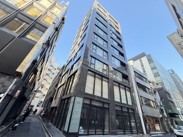 建物外観　東京駅徒歩3分に相応しい天然石を纏った重厚感のある外観