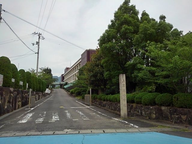 小学校　三豊市立上高瀬小学校（小学校）まで1000m