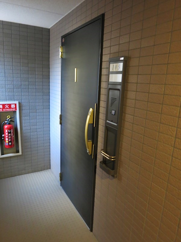 玄関　玄関はダブルロックで防犯性にも気を配っています