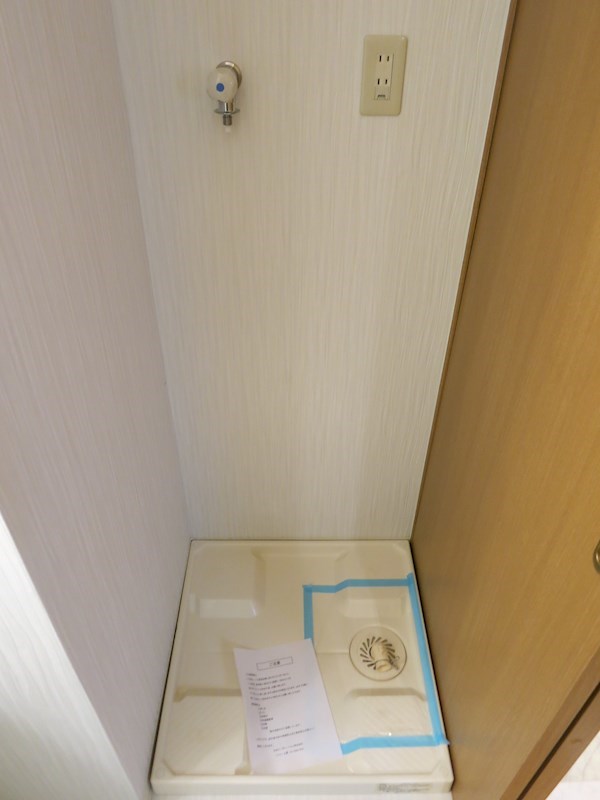 洗面設備　防水パンがあるので洗濯機も設置が容易です