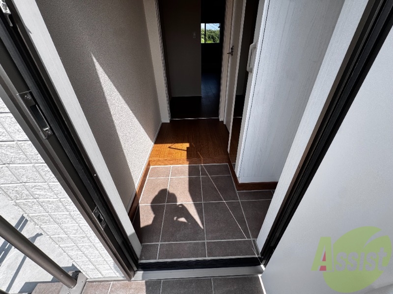 玄関　こちらは玄関になります。扉を開けるととても明るいですね。