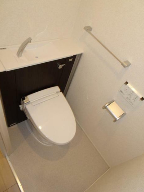 トイレ　落ち着いた色調のトイレです