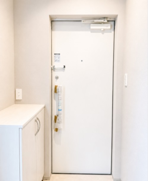 玄関　※同建物内の別部屋参考写真です