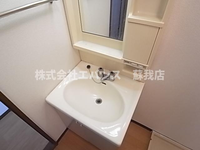 洗面設備　独立洗面化粧台が付いています