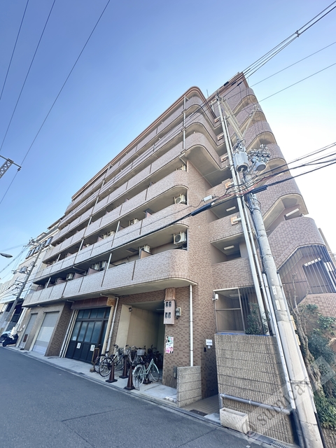 建物外観　鉄筋コンクリートのガッシリとしたマンション♪