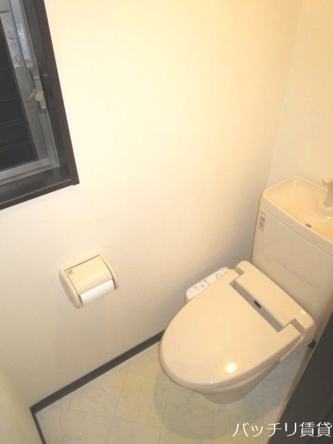 トイレ　画像は別号室タイプの為、現状を優先致します。