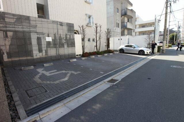 駐車場　車をお持ちの方に嬉しい駐車場付きの物件です