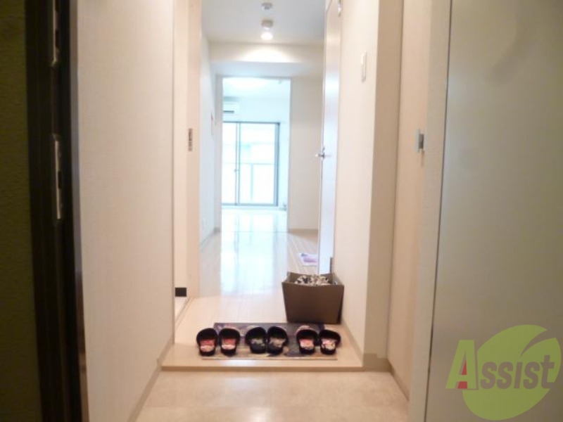玄関　玄関からお部屋とキッチンの動線が１本線で動きやすいお部屋です