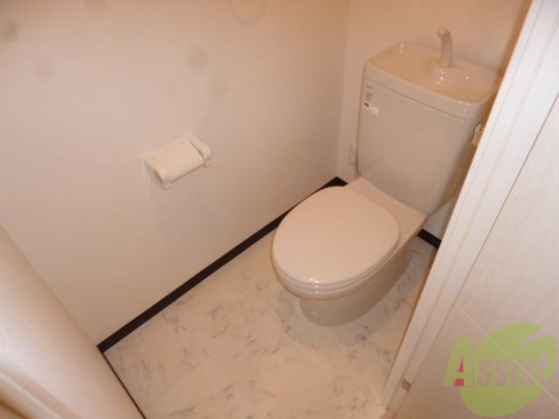 トイレ　白基調で清潔感のあるトイレですね。
