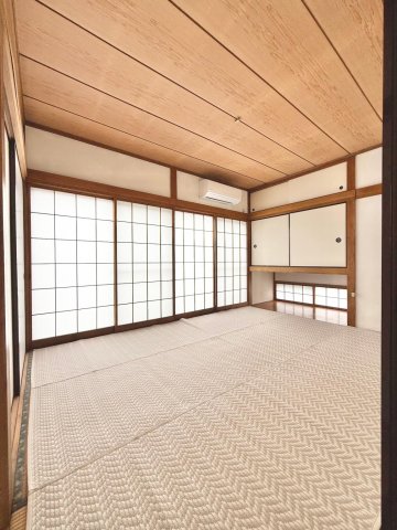 その他　【2階6畳和室】新品エアコン完備、日当たり良好、敷きマット有