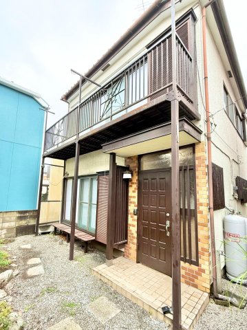 建物外観　【和モダン】門扉～玄関～庭まで続く飛び石がおしゃれ