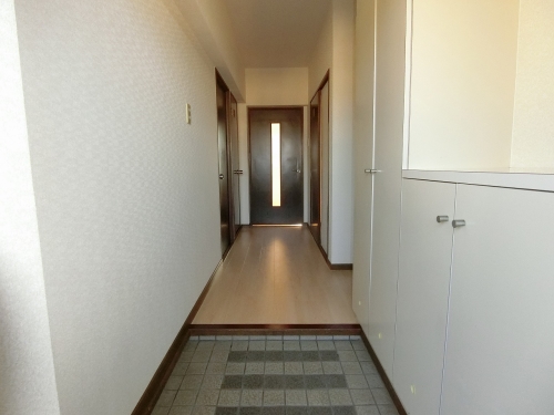 玄関　別部屋の写真となります