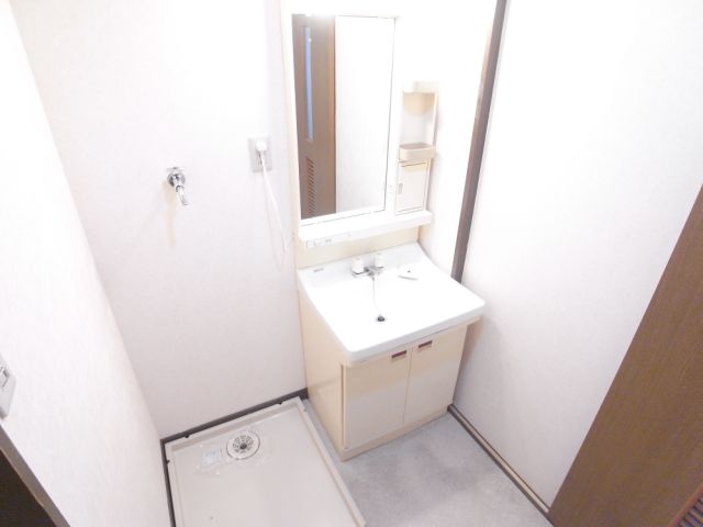 洗面設備　シンプルな洗面台
