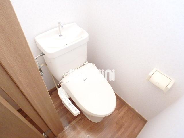 トイレ　温水洗浄便座です。