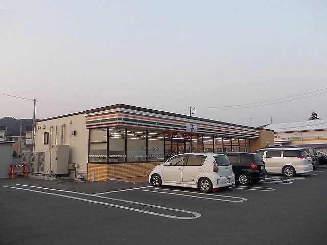 コンビニ　セブンイレブン（コンビニ）まで893m