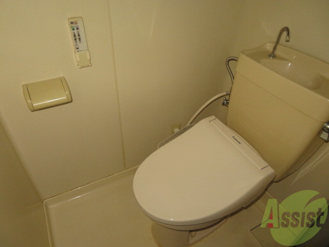 トイレ　ウォシュレット機能がついたトイレです。安心して使用できますね