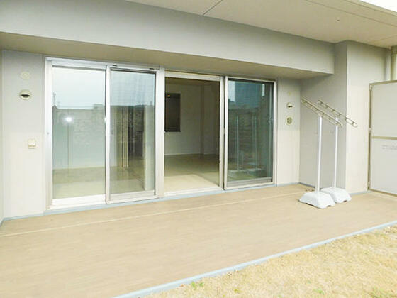 庭　解放感のあるテラス・専用庭