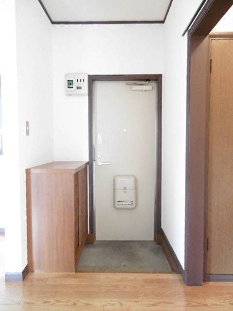 玄関　※写真は他号室です