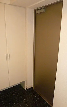 玄関　別部屋の画像を使用しております。