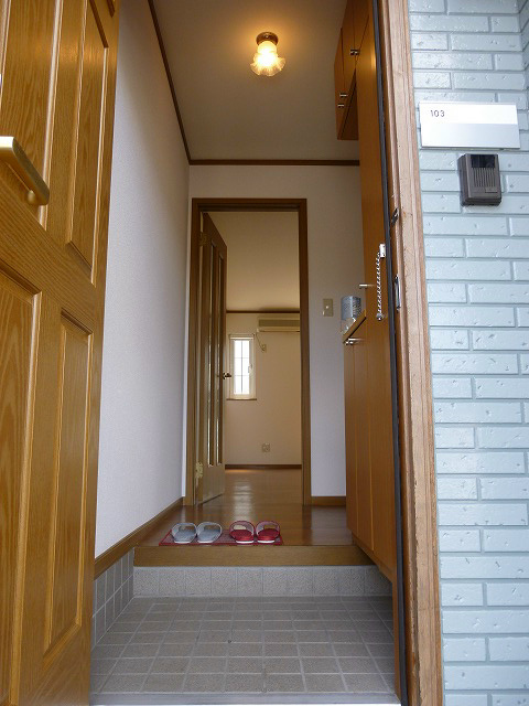 玄関　写真は103号室です（参考）