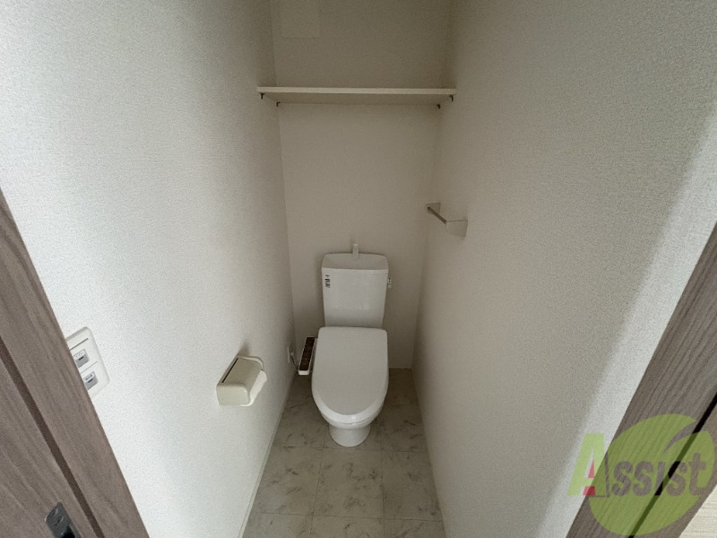トイレ　トイレはシンプルな作りで、シャワートイレとなっています。