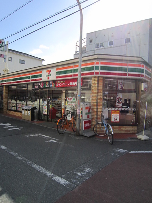 コンビニ　セブンイレブン（コンビニ）まで233m