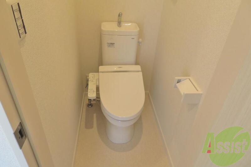 トイレ　バス・トイレ別で温水洗浄便座付き。水回りは清潔が一番です。
