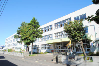 小学校　札幌市立北都小学校（小学校）まで552m