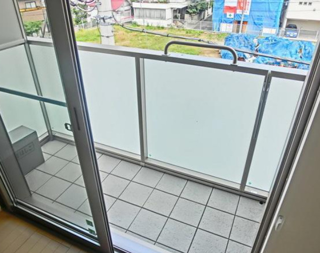 バルコニー　別部屋の画像を使用しております。