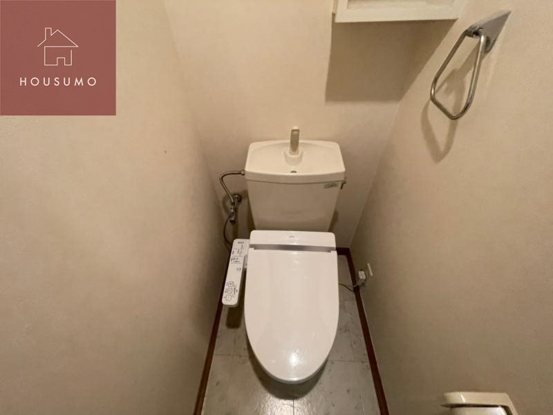 トイレ　落ち着いた色調のトイレです