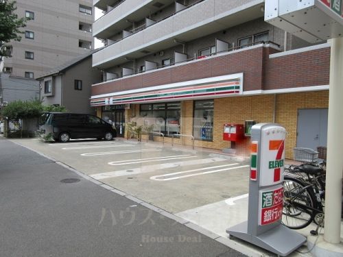 コンビニ　セブン-イレブン北区岩淵店（コンビニ）まで302m