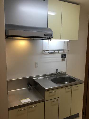 キッチン　掲載写真は同型モデルを掲載しており実際のお部屋と仕様等が異な