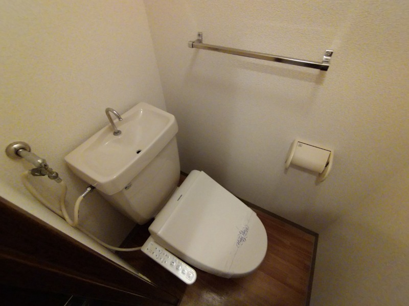 トイレ　ウォシュレット機能がついたトイレ。安心して使用できますね。